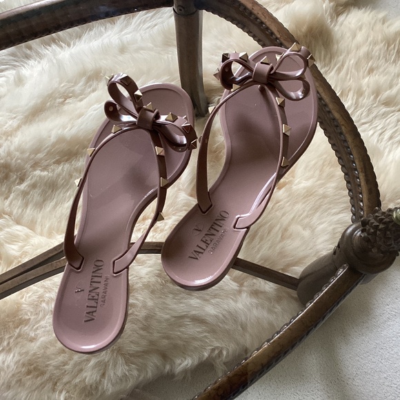 New, Valentino Garavani Rockstud Bow Thong Sandal